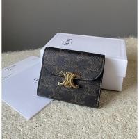 ราคา กระเป๋าสตางค์ celine trifold wallet triomphe สี tan (16000230698)