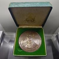ราคา เหรียญที่ระลึกพระราชทานโรงพยาบาลศิริราช ครบ 108 ปี เนื้อทองแดงรมดำ ขนาด 7 เซน ปี2539 พร้อมกล่อง (50707085245)
