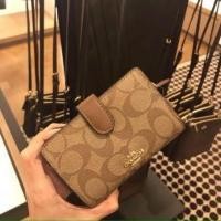 ราคา COACH MEDIUM CORNER ZIP WALLET SIGNATURE KHAKI SADDLE f23553 (4315501811)