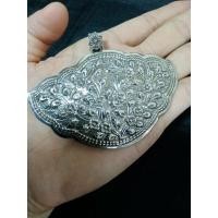 ราคา จี้เงินแท้ 92.5 จี้ทรงตาบ ตอกลายเครือเถาว์ งานเงินรมดำ ใหม่แท้ 100% น้ำหนัก 23 กรัม (9269170501)