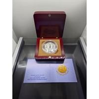 ราคา เหรียญที่ระลึก พระราชพิธี 60 ปี พระบรมราชาภิเษกสมรส ร9 เนื้อเงินรมดำ ขนาด 3 เซ็นติเมตร พ.ศ.2553 พร้อมกล่องไม้ และใบเซอร์ (51957493732)