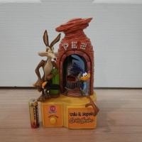 ราคา PEZ Looney Tunes Wile E. Coyote & Road Runner Candy Hander แบรนด์ Pez / Warner Bros. (23473298677)
