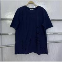 ราคา รหัส 208 สภาพใหม่ เสื้อยืดสีกรมท่า แบรนด์ LEMUDA ตกแต่งลายปักตัวอักษรภาษาอังกฤษสไตล์มินิมอลและดีไซน์ผ่าข้างลำตัว (53310975623)