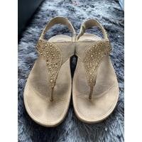 ราคา ส่งฟรี fitflop แท้ 100% มือสองใส่เอง สีครีม เบอร์38 แถมฟรีรองเท้าแตะหุ้มส้นสีเทา สวยๆ เบอร์38 ค่ะ (13628268624)