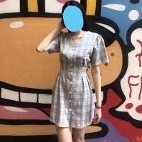 ราคา เดรสลายสก็อตคอวี กระดุมสามเหลี่ยม ผูกโบว์ที่เอว (5538573210)