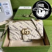 ราคา กระเป๋าสะพายไหล่/สะพายข้าง GG Marmont คอลเลคชั่นใหม่ปี 2024 จาก GUCCI x Balenciaga สีขาว พร้อมโซ่โลโก้สีทองและลายพิมพ์แบ (45014920565)