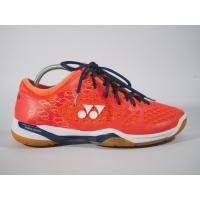 ราคา Yonex 03ZM Size: 41 ยาว: 26.5 cm สภาพ 90% พื้นหนึบ เกาะสนามดี ไม่มีลื่น ​มือสอง ของเเท้ 100% (8576604353)