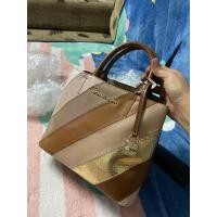 ราคา กระเป๋า MICHAEL KORS #กระเป๋าแท้ มือสอง สะพายข้าง สีน้ำตาลทอง 2 ช่องใช้งาน 1 ช่องซิบ ขนาด 10”x7"x4.5" (24490629237)