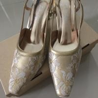 ราคา รองเท้าแต่งงานสีทองมือสอง Size 37 สูง 3 นิ้ว (2228431217)