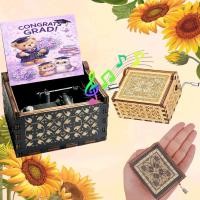 ราคา 1 ชิ้น กล่องดนตรีไม้สไตล์วินเทจดั้งเดิม หมุนมือ ลายหมีรับปริญญาและนกฮูกน่ารัก เหมาะเป็นของขวัญวันหยุดสําหรับคุณพ่อ ของตกแต่งบ้านที่ระลึก กล่องดนตรีและตุ๊กตาตกแต่ง (53410719513)