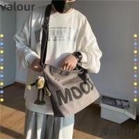 ราคา VALOUR กระเป๋าสะพายไหล่ผู้ชายความจุขนาดใหญ่สีดําสีเทาสีเขียวสีกากีกระเป๋าสะพายข้างพร้อมจี้กบผ้าใบกระเป๋าสะพายเดินทางผู้ชายผู้หญิง (54060078156)