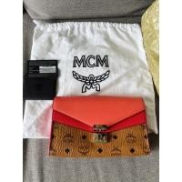 ราคา ของแท้ MCM Millie Wallet on a Chain - hot coral มือ2 สภาพ 95% ออกช๊อป King Power Pattaya (14091922170)