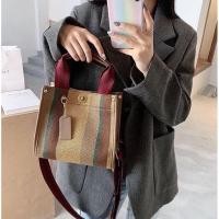ราคา The Tote Bag with crossbody กระเป๋าถือ สะพายข้าง ผ้าแคนวาสตัดหนัง อะไหล่ทอง ขนาด 11 นิ้ว แฟชั่น พรีเมียม สไตล์แบรนด์เนม (22060463606)