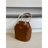 ราคา กล่องของขวัญพับขนาดบรรจุภัณฑ์: 27 26cmPrada Prada Nylon Bucket Bag!New Bucket Bag ️ Underarm! หยวนหยวน น่ารัก! ที่ตั้งมือจับ สวยมาก ใช้งานได้จริงและเข้ากัน!!! (56365099624)