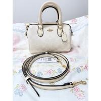 ราคา Coach กระเป๋าใส่ของ ทรงหมอนมินิสีขาว มือสอง ตำหนิมีดูดสีตรงขอบกระเป๋าเล็กน้อย ไม่มีปัญหาต่อการใช้งาน มีสายคลอสบอดี้ให้ (56764424035)