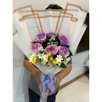 ราคา ช่อดอกไม้ ช่อดอกกุหลาบสีม่วง 1ช่อมี6ดอก+เดซี่สีขาว พร้อมผูกโบว์สีม่วง กระดาษห่อสีขาว รุ่นLalisa (42279955490)