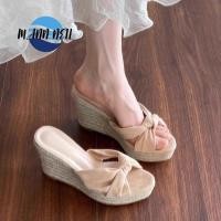 ราคา รองเท้าแตะส้นเตารีดสานฟางสําหรับฤดูร้อนสําหรับผู้หญิงสําหรับใส่กลางแจ้งแบบสวมแพลตฟอร์มพื้นหนา บน (47614839025)