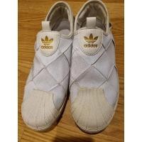 ราคา adidas slip onสีขาว มือสอง เบอร์41 (21157288175)