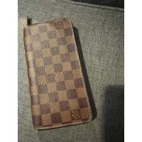 ราคา กระเป๋าสตางค์ LOUIS VUITTON รุ่น Zippy Damier Ebene มือสอง (22050748741)