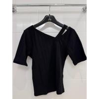 ราคา (Second Hand) H2O Black Cotton Slim Top with Design Size M H2O เสื้อคอตตอนสีดำทรงสลิม ไซส์ M (43952884451)