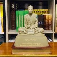 ราคา หลวงปู่มั่นภูริทัตโต รูปปั้นเหมือนพร้อมประวัติ 1 เล่มปกแข็ง (19974479445)