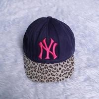 ราคา หมวกมือสองของแท้ NY ฟรีไซส์ ปรับสายได้ สีกรม ปีกลายเสือ ตัวหนังสือชมพูบานเย็น (10158619163)