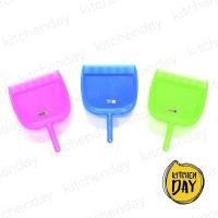 ราคา (3 สี) ที่โกยขยะพลาสติก เกรดเอ ที่ตักขยะด้ามสั้น ที่โกยผงด้ามสั้น NO.1047 (518172485)