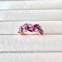 ราคา แหวนเงินแท้ 925 ฝังพลอยโรโดไลท์(Rhodolite Garnet) ทรงหยดน้ำ 6*4 มิลสลับพลอยแทนซาไนต์(Tanzanite) ทรงกลมขนาด 3 มิล (52611717081)