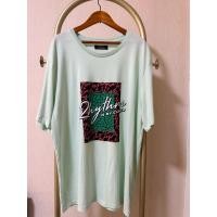 ราคา Bershka เสื้อยืดคอกลม สีเขียวอ่อน สกรีนลายด้านหน้า (41550625133)