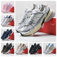 ราคา รองเท้าวิ่ง Nike Official V2K รุ่นใหม่สำหรับผู้ชายและผู้หญิง ดีไซน์ทันสมัยพร้อมตาข่ายระบายอากาศ เหมาะสำหรับการเล่นกีฬาและสวมใส่ในชีวิตประจำวัน มีขนาดใหญ่ (52565376819)