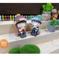 ราคา คู่หนุ่มสาวนั่งบนขอนไม้ใส่หมวก (ราคา/1คู่) ตุ๊กตาแต่งบ้าน ตุ๊กตาแต่งสวน ของสะสม โมเดล จัดสวนถาด พร็อพถ่ายรูป (13898103871)
