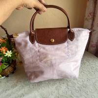 ราคา Longchamp แท้ ทรงคือ ไซส์ S สายหนังแท้ซับในสะอาด ผ้าด้านนอกมีร่องรอยเปื้อนเล็กน้อย ขนาด 8x5.5x9 นิ้ว 690 บาท (28192638417)