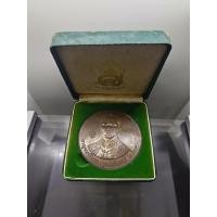 ราคา เหรียญที่ระลึกพระราชทานโรงพยาบาลศิริราช ครบ 108 ปี เนื้อทองแดงรมดำ ขนาด 7 เซน ปี2539 พร้อมกล่องเดิม (27558067695)
