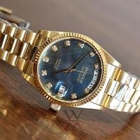 ราคา นาฬิกา POMAR รุ่น 73481 GG0205 - DAY-DATE SAPPHIRE QUARTZ 3ATM 35mm. (เรือนทอง ขอบหยัก-หน้าน้ำเงินมุก ประดับคริสตัล) (29655187208)