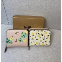 ราคา กระเป๋าสตางค์พับสั้นสำหรับผู้หญิง COACH พร้อมช่องใส่เหรียญและบัตร ลายดอกแดนดิไลออนคลาสสิก ชุดกล่องของขวัญ รุ่น CI193/CI555 (51564841067)