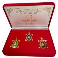 ราคา ชุด เหรียญพญาเต่าเรือน รุ่น รวย รวย รวย หลวงปู่หลิว วัดไร่แตงทอง จ.นครปฐม ปี2536 เหรียญมีโค๊ต พร้อมกล่องเดิม (9028542857)