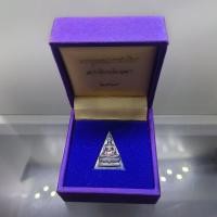 ราคา พระพุทธนวราชบพิตร พระพิมพ์จิตรลดา พิมพ์เล็ก เนื้อเงิน โครงการหลวง พ.ศ.2539 พร้อมกล่องเดิม (51302230959)