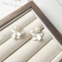 ราคา 【QING】TPต่างหูสตั๊ดรูปดอกไม้สีขาวหรูหรา ประดับด้วยไข่มุกเทียม ดีไซน์มินิมอลเก๋ไก๋ เหมาะกับการแต่งตัวหลากหลายสไตล์ (42881457615)