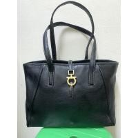 ราคา กระเป๋ามือสองSalvatore Ferragamo (เฟอร์รากาโม่) ของแท้หนังแมวน้ำสภาพ 95%++ (11069538748)