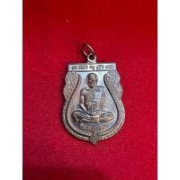 ราคา No1615 เหรียญเสมาหลังยันต์พญาหมูพลิกแผ่นดิน หลวงปู่กาหลง เขี้ยวแก้ว วัดเขาแหลม เนื้อทองแดงนอก หมายเลข 11985 (51602978329)