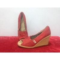 ราคา รองเท้า TOMS มือสองของแท้ ไซส์ US 7.5 =38 ยาว 24.5 ซม. (993379461)