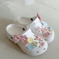 ราคา [พร้อมส่ง] โบว์บนตกแต่งรองเท้าหลุมกับหมี Y2K หัวเข็มขัดตกแต่งน่ารักและหวาน (22557357269)