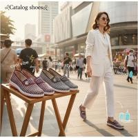 ราคา ꕥCatalog shoesꕥ รองเท้าผ้าใบสลิปออน ลายสก็อตสาน แต่งลายดอกเดซี่ 2 สี เบอร์ 35-40 (148) (18583705644)