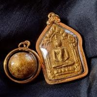 ราคา พระขุนแผนผงพรายกุมาร หลวงปู่ ทิม อิสริโก พร้อมลูกอมผงพรายกุมาร (24614833589)