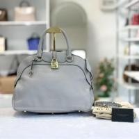 ราคา Authentic Burberry padlock charm hand held bag (44179739427)