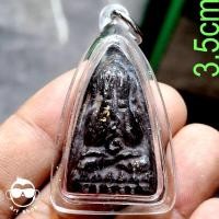 ราคา พระปิดตา พิมพ์เตารีดใหญ่ ออกวัดลอน ปี พ.ศ 2509 เนื้อดิบุก พร้อมเลี่ยมกันน้ำ (28765760703)