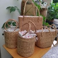 ราคา *ส่งด่วน* กระเป๋าสาน งานแฮนด์เมด จากผักตบชวา บุผ้าด้านในพร้อมเชือกรูดป้องกันของหล่น (41615185143)