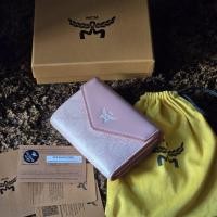 ราคา MCM มือสอง โดยรวมสวยมีตำหนิจิดเดียว2รูปสุดท้ายแท้100% (53703399614)