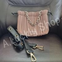 ราคา PLEATED DRAWSTRING BAG Charles&Keith มือ2 (17222973479)