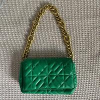 ราคา ส่งต่อ กระเป๋า Zara โซ่ห่วงทอง กระเป๋าสะพายข้าง สีเขียวเหนี่ยวทรัพย์ (28658419373)